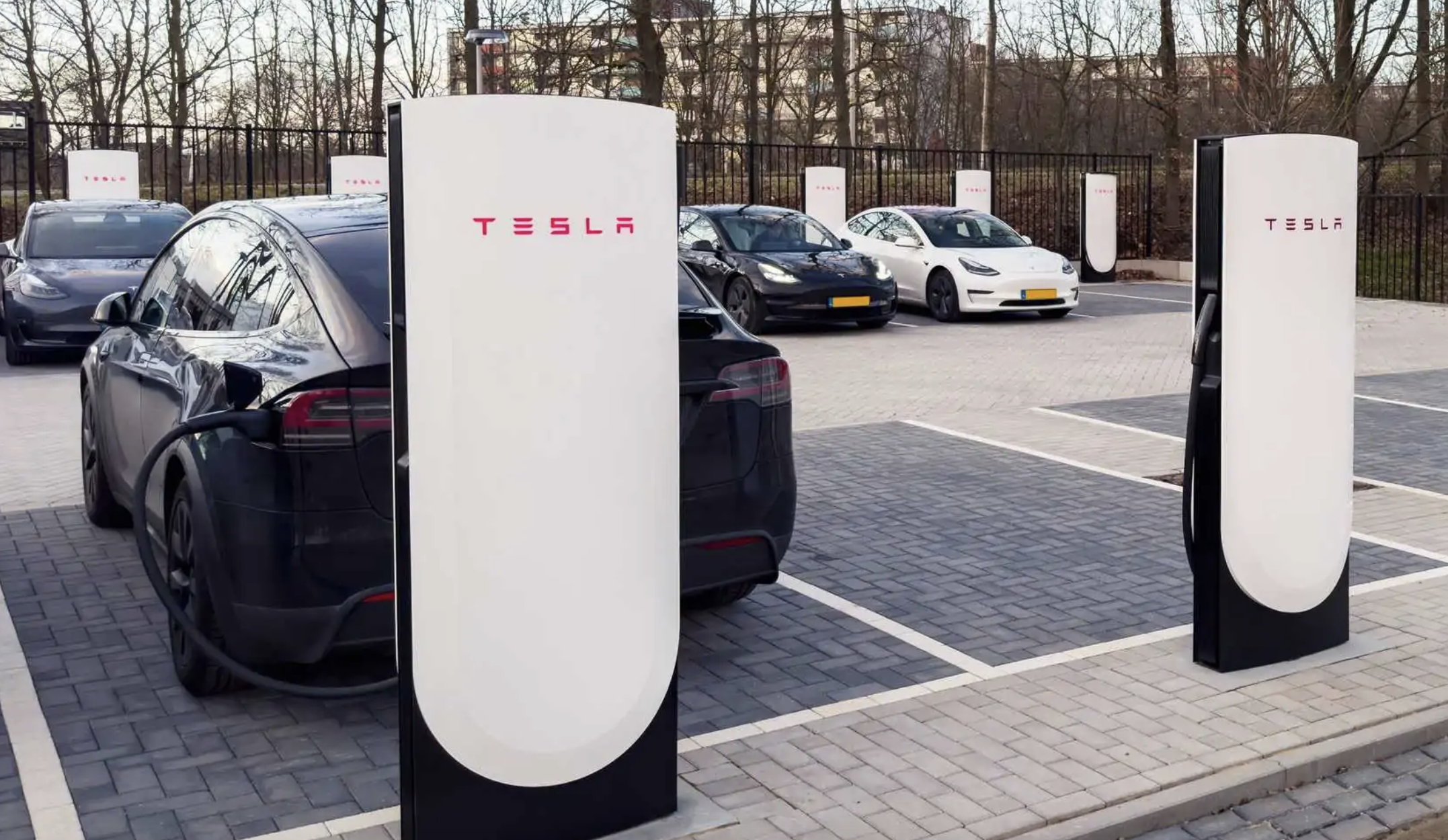 Voiture électrique Tesla en recharge — mobilité zéro émission éco-responsable VTC Côte d'Azur ECS Private